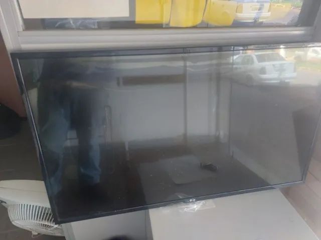 TV 43 polegadas LG com tela quebrada - Foto 3