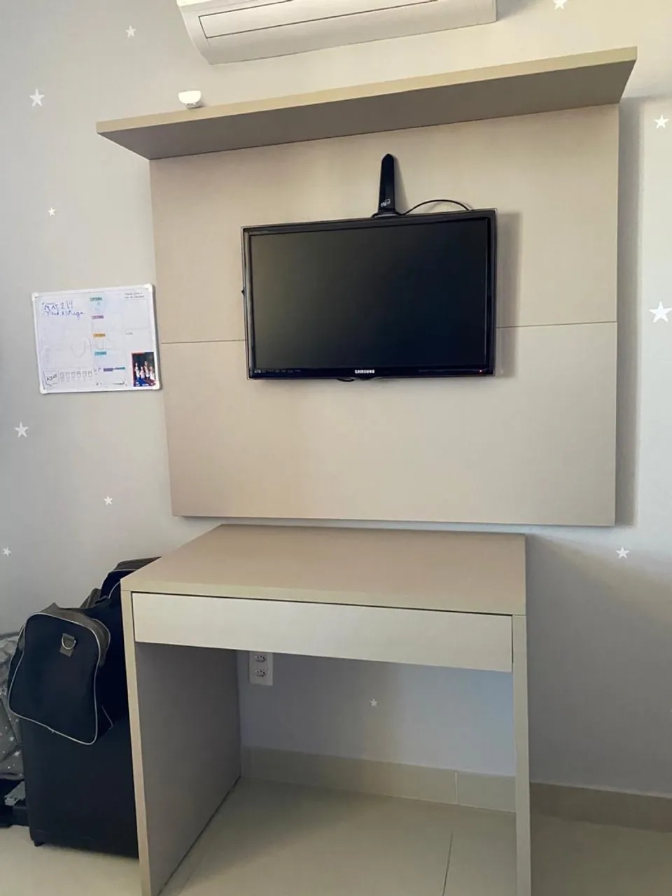 Escrivaninha com gaveta + painel TV + 2 prateleiras