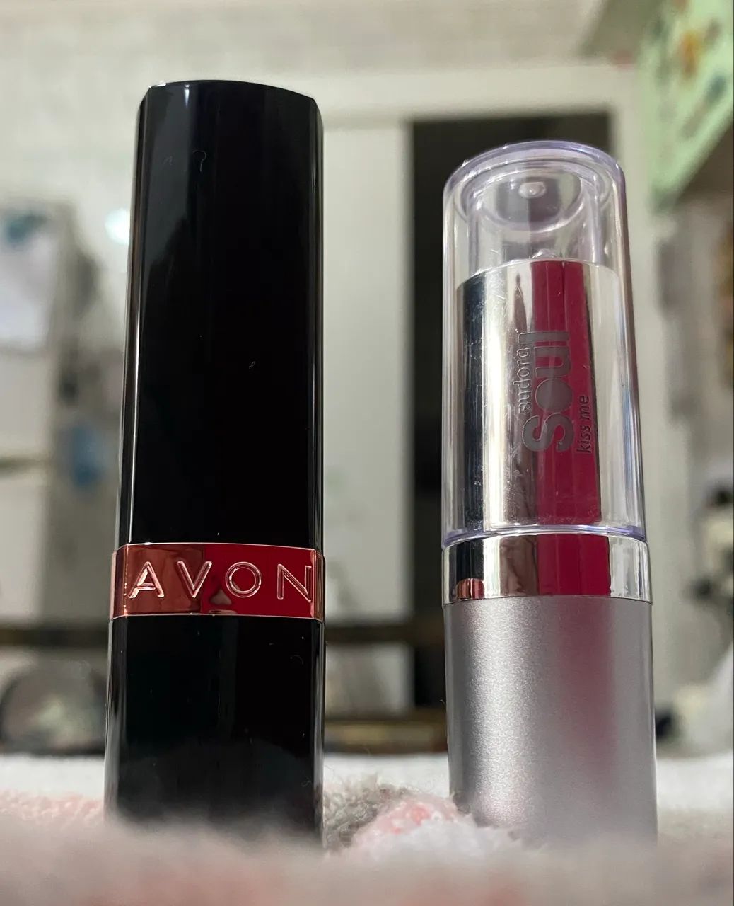 1 batom Eudora e 1 batom Avon 