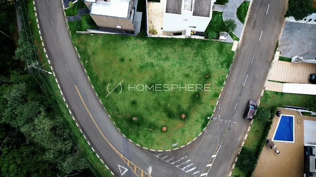 Terreno de esquina em condomínio com 493 m², à venda no Residencial New Ville