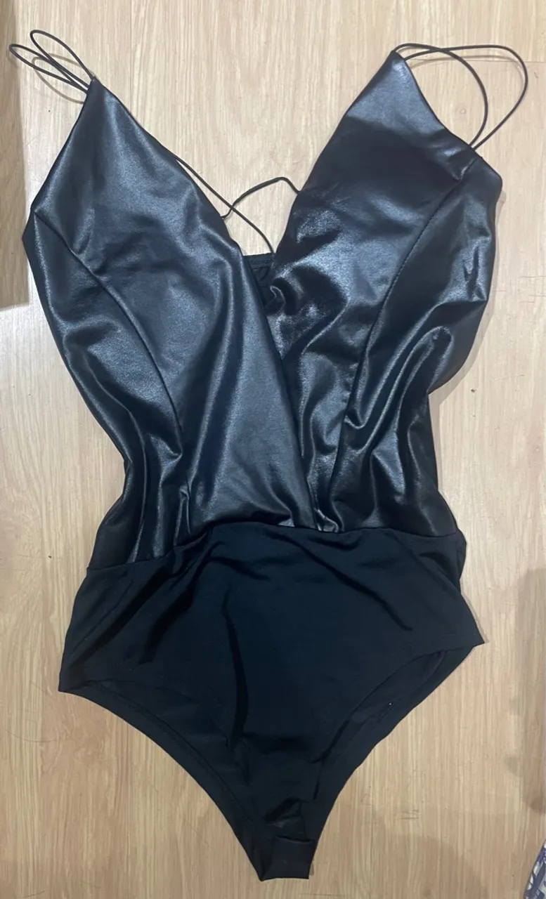 Body preto com detalhe em tecido brilhante