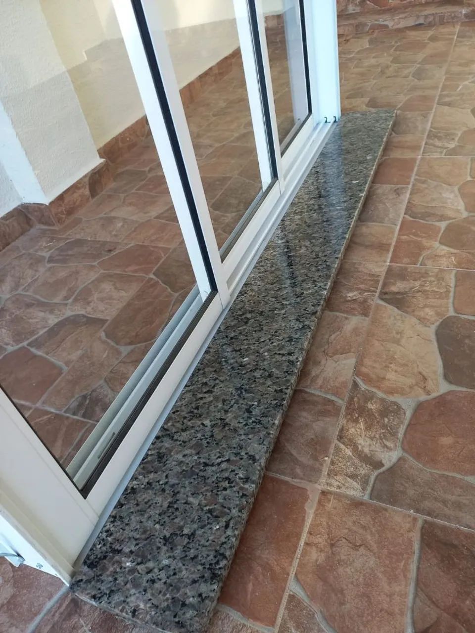 Janela de Alumínio com Vidro e Base wm Mármore  - Foto 2