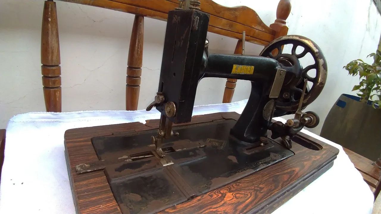Máquina de costura Kaiser Antiga - Decoração Vintage - Foto 3