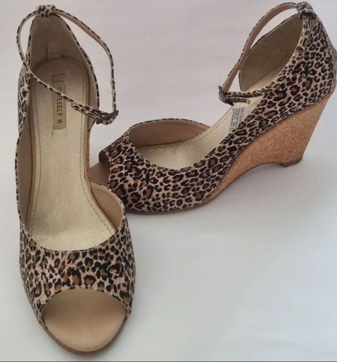 Sandália plataforma animal print 38