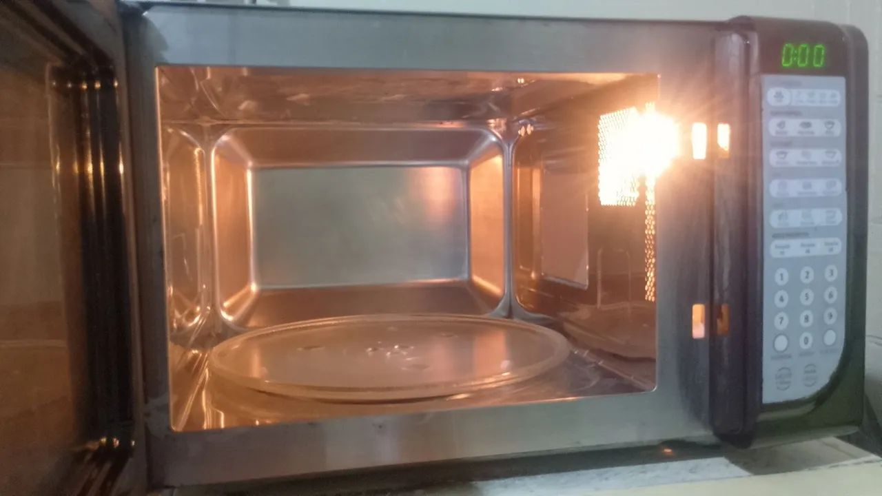 Vendo microondas funcionando 220 volts 30 litros 300 60 días de garantia  - Foto 4