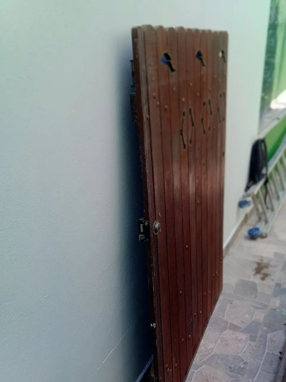 Vendo portão de garagem de madeira medindo 3 metros de largura por 1.60 de altura  - Foto 6