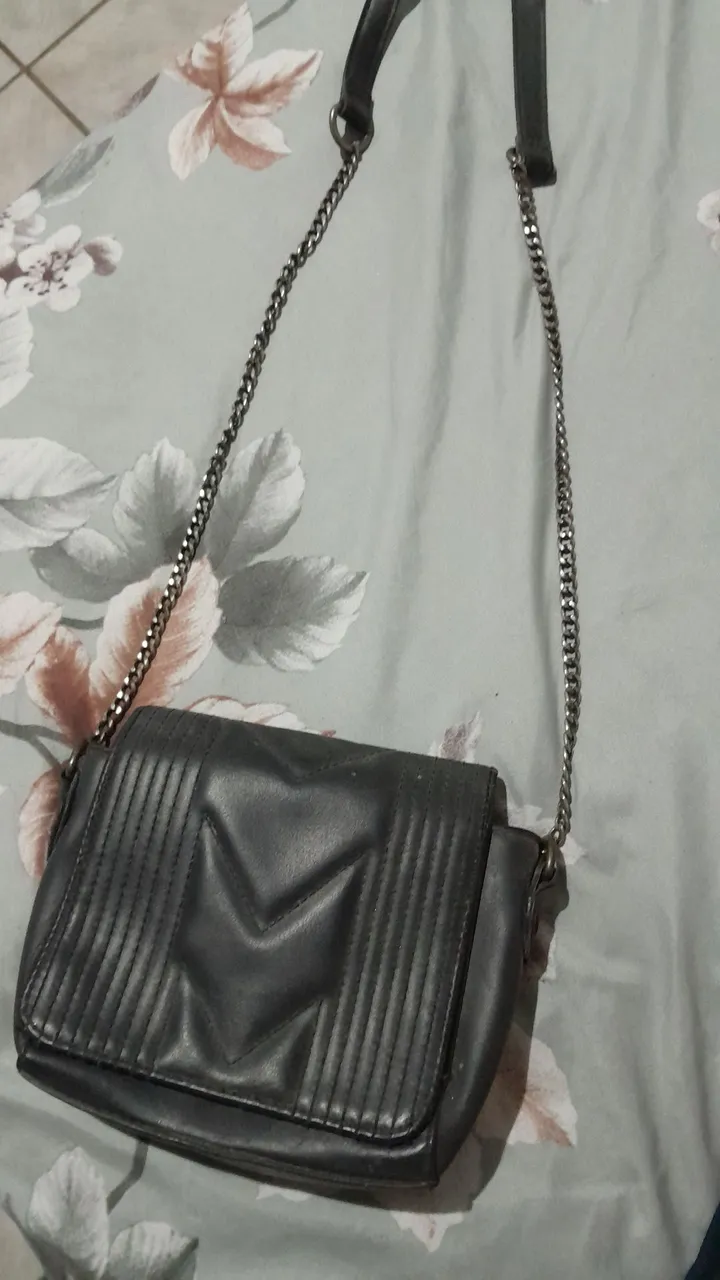 Bolsa de ombro preta com design moderno