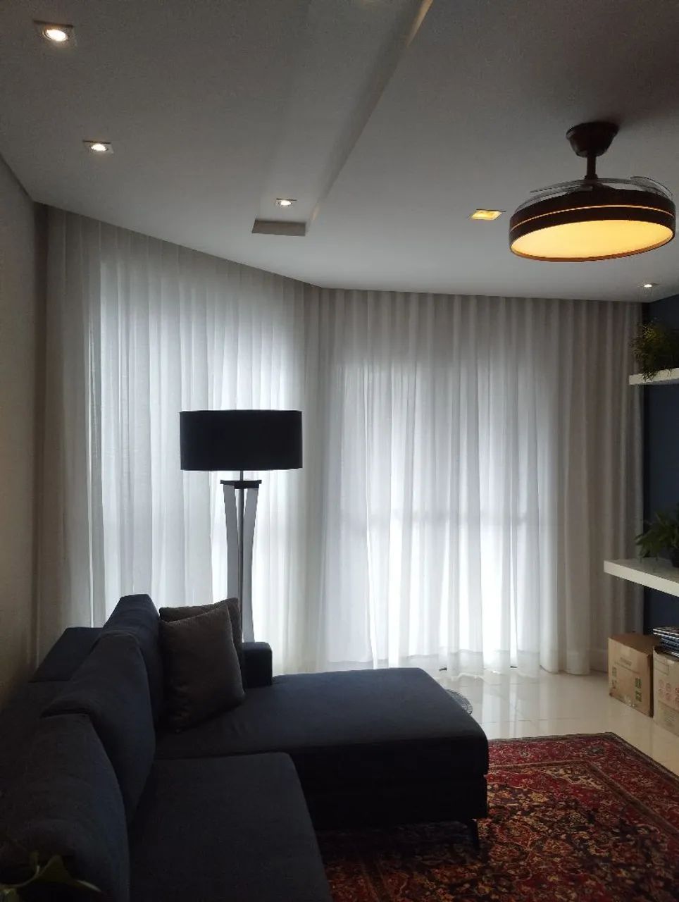 Cortinas e persianas sob medida.