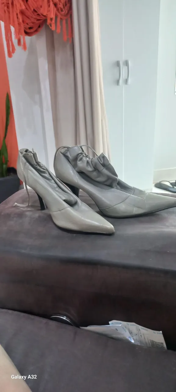 Botas femininas cinza e preta