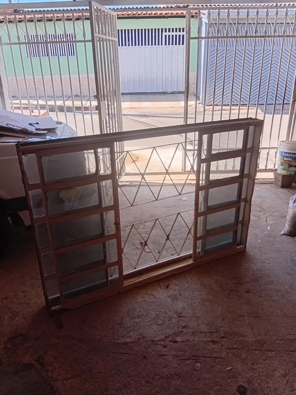 Janela com vidros e grade - Foto 2