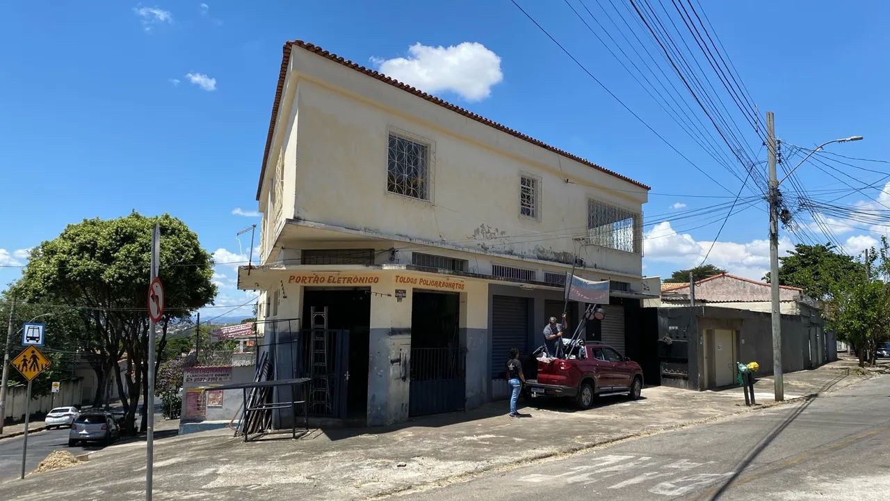 Casa com 4 quartos e 4 lojas em ótima localização - Foto 3