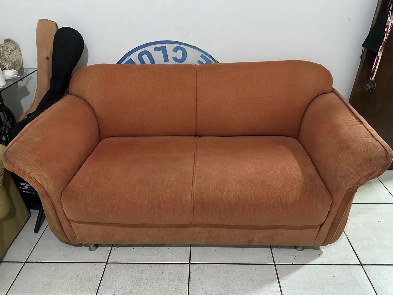 Sofá dois lugares de veludo cotelê laranja 