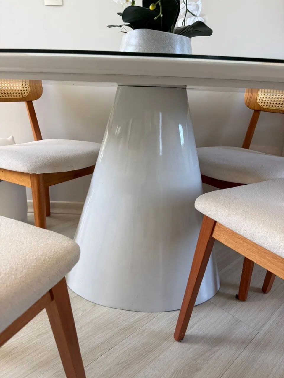 Mesa de laka branca com tampo de vidro