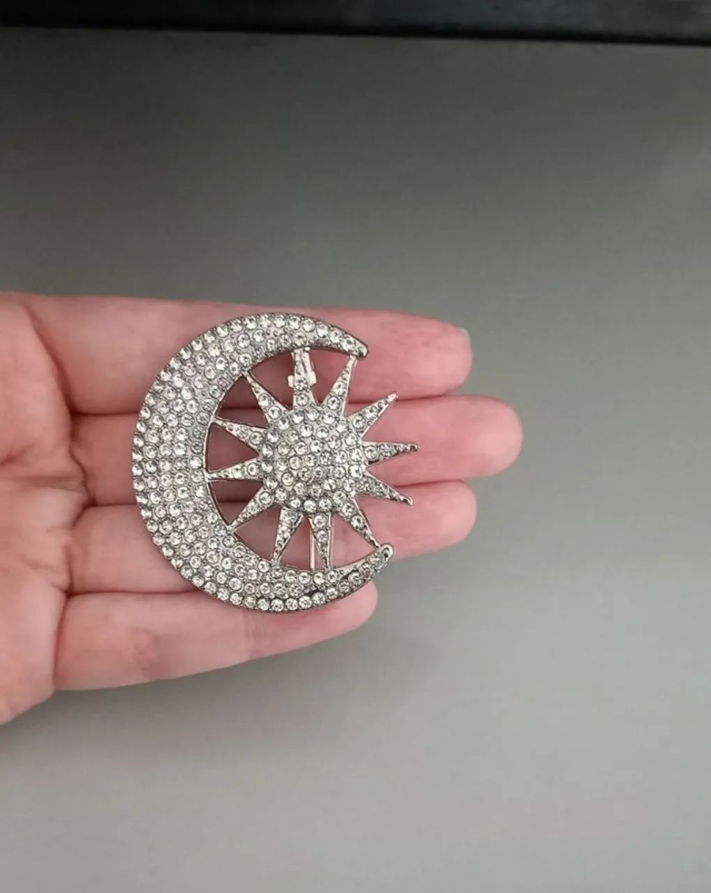 Broche de Lua e Sol Cor Prata com Strass (novo) - Foto 3