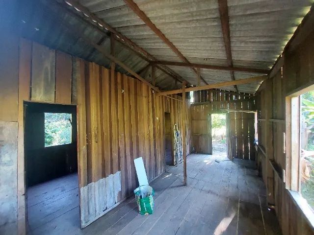 CASA DE MADEIRA EM TERRENO AMPLO CONSOLIDADO COM FRUTÍFERAS PRONTA PARA MORAR - Foto 2