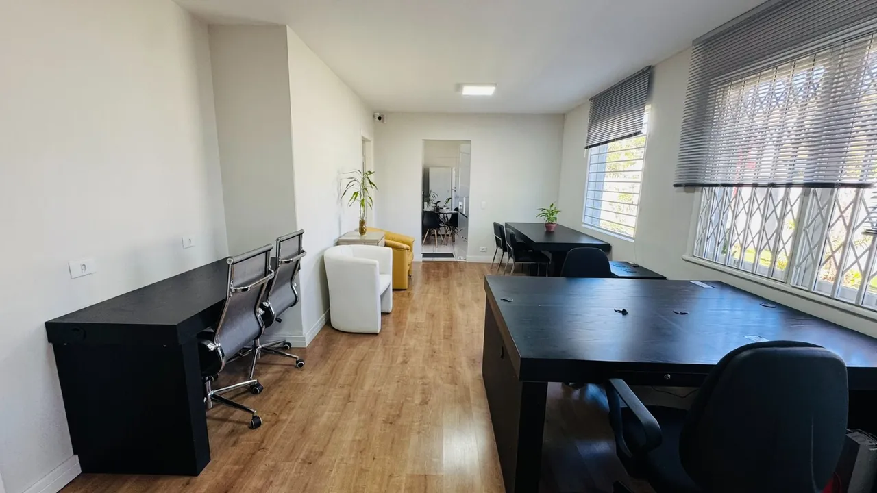 Casa com 5 salas para alugar, 145 m² por R$ 6.800/mês - Curitiba