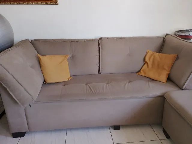 Mesa de jantar quadrado e sofá 
