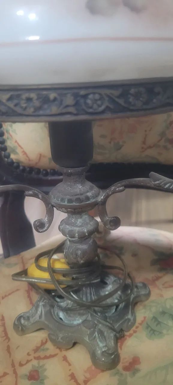 LINDO ABAJURE COLONIAL BRONZE CUPULA LOUÇA OPALINA - Foto 4