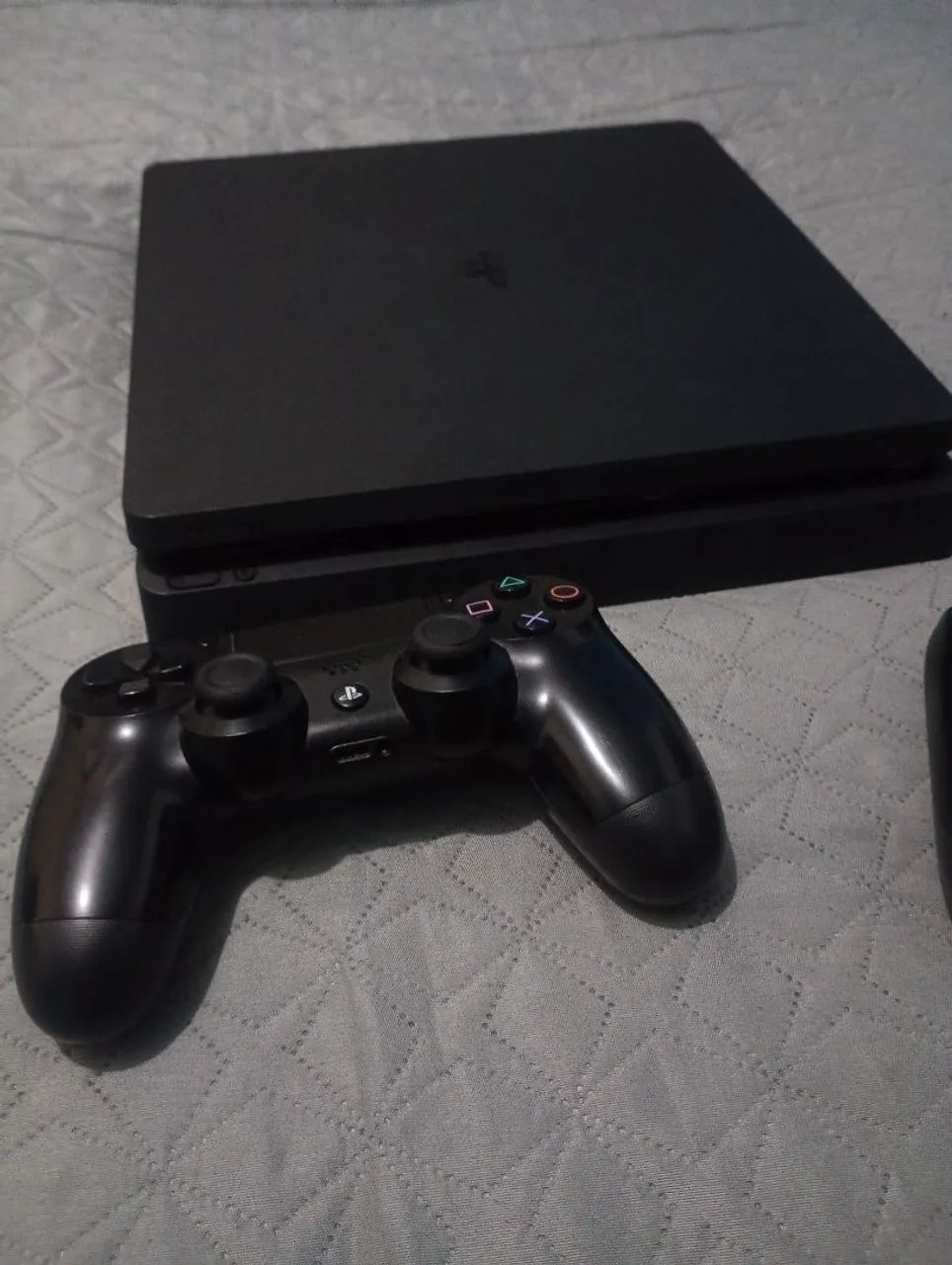 PS4 slim com dois controles 