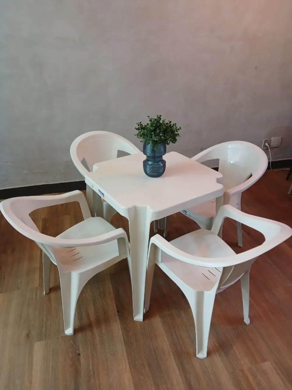 Jogo de Mesa e Poltronas de Plástico - Foto 2