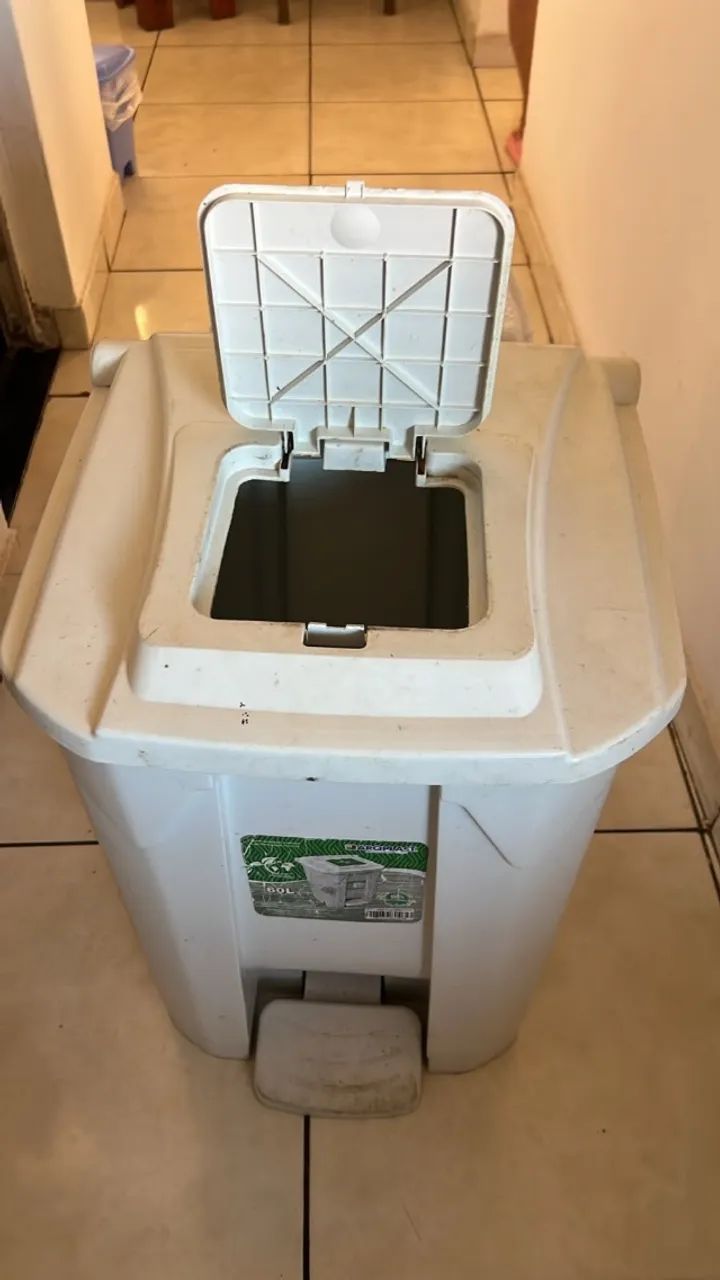  Lixeira Plástica de 60 Litros com Pedal, Rodas e Tampa Dupla