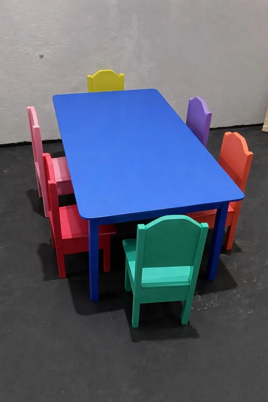 Mesa e cadeiras infantis 