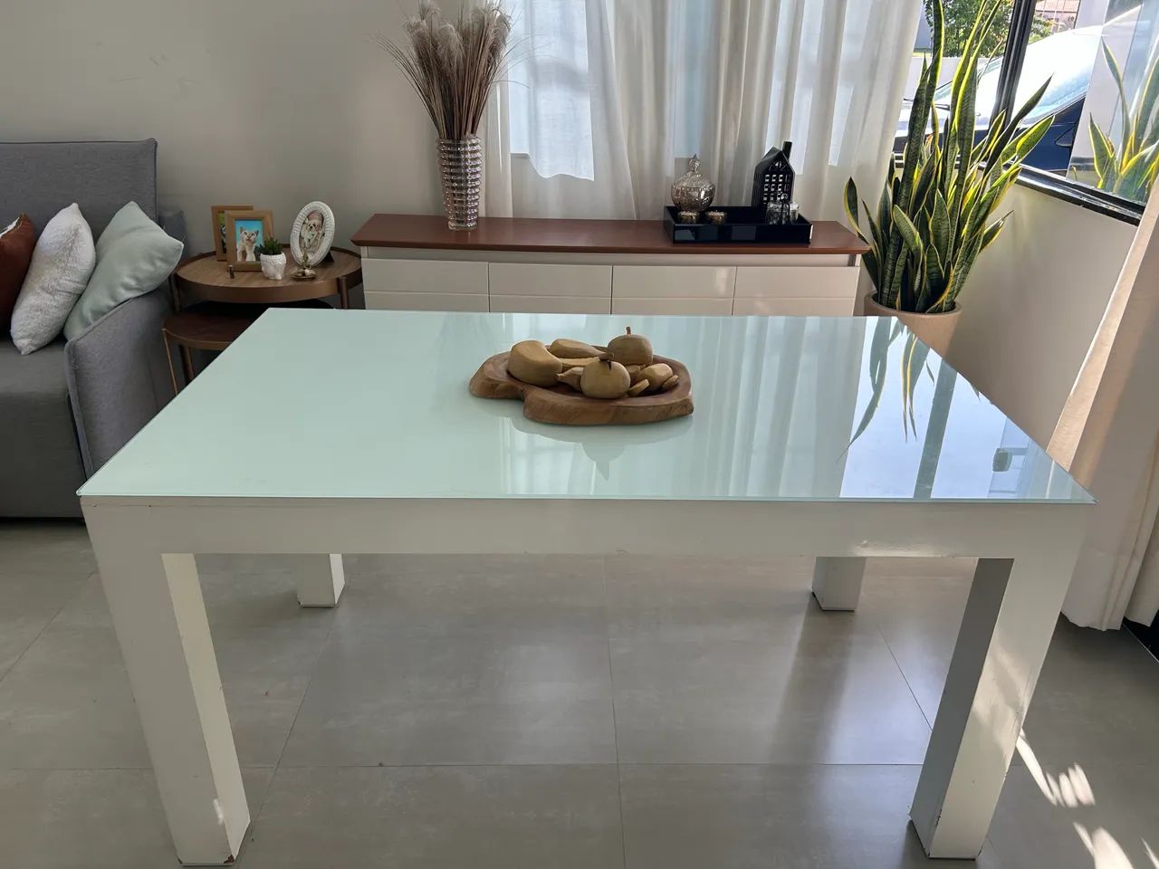 Mesa em Madeira laqueada com tampo de vidro. - Foto 4