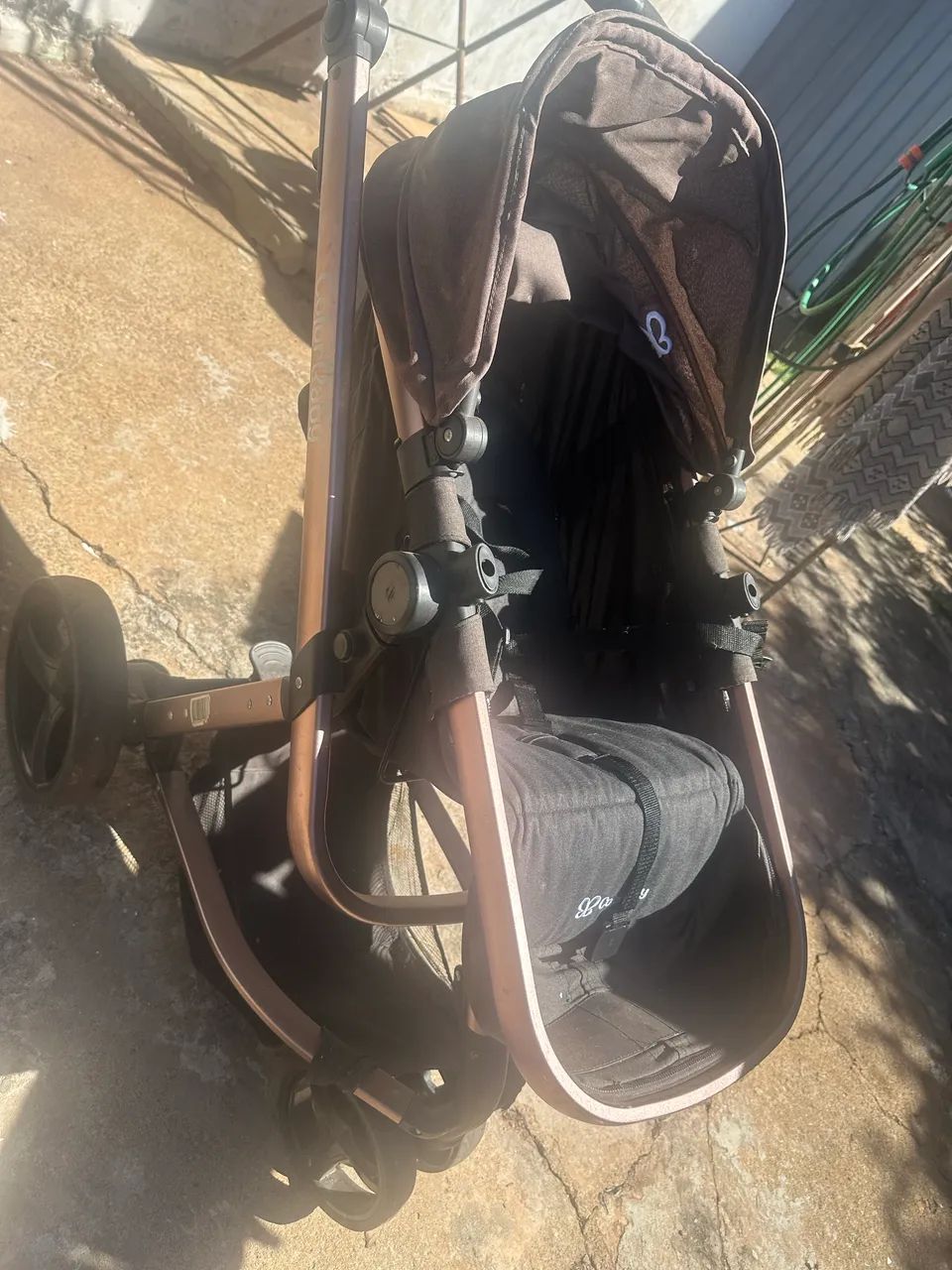 Carrinho de bebê e bebê conforto 