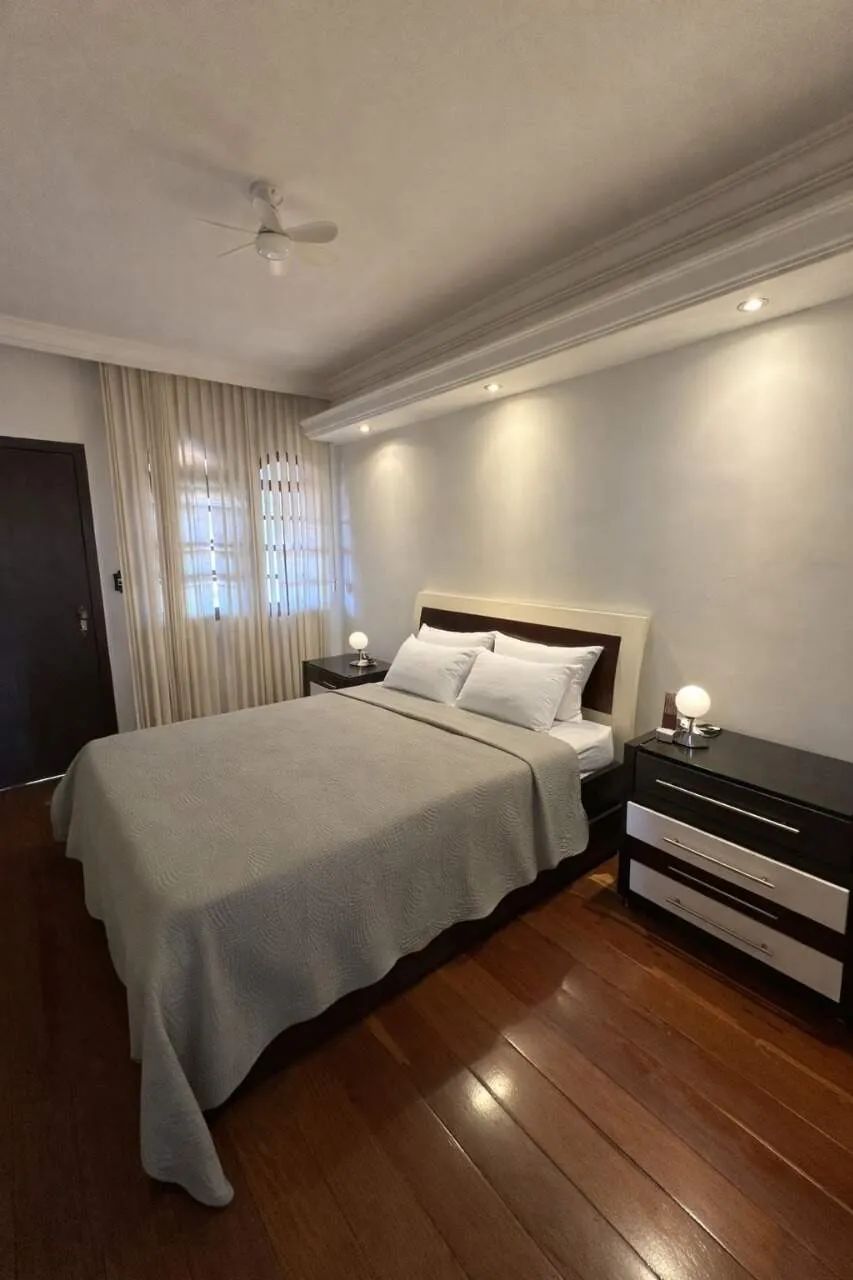 Casa à venda com 3 quartos, 1 suite, 3 vagas e 3 banheiros.