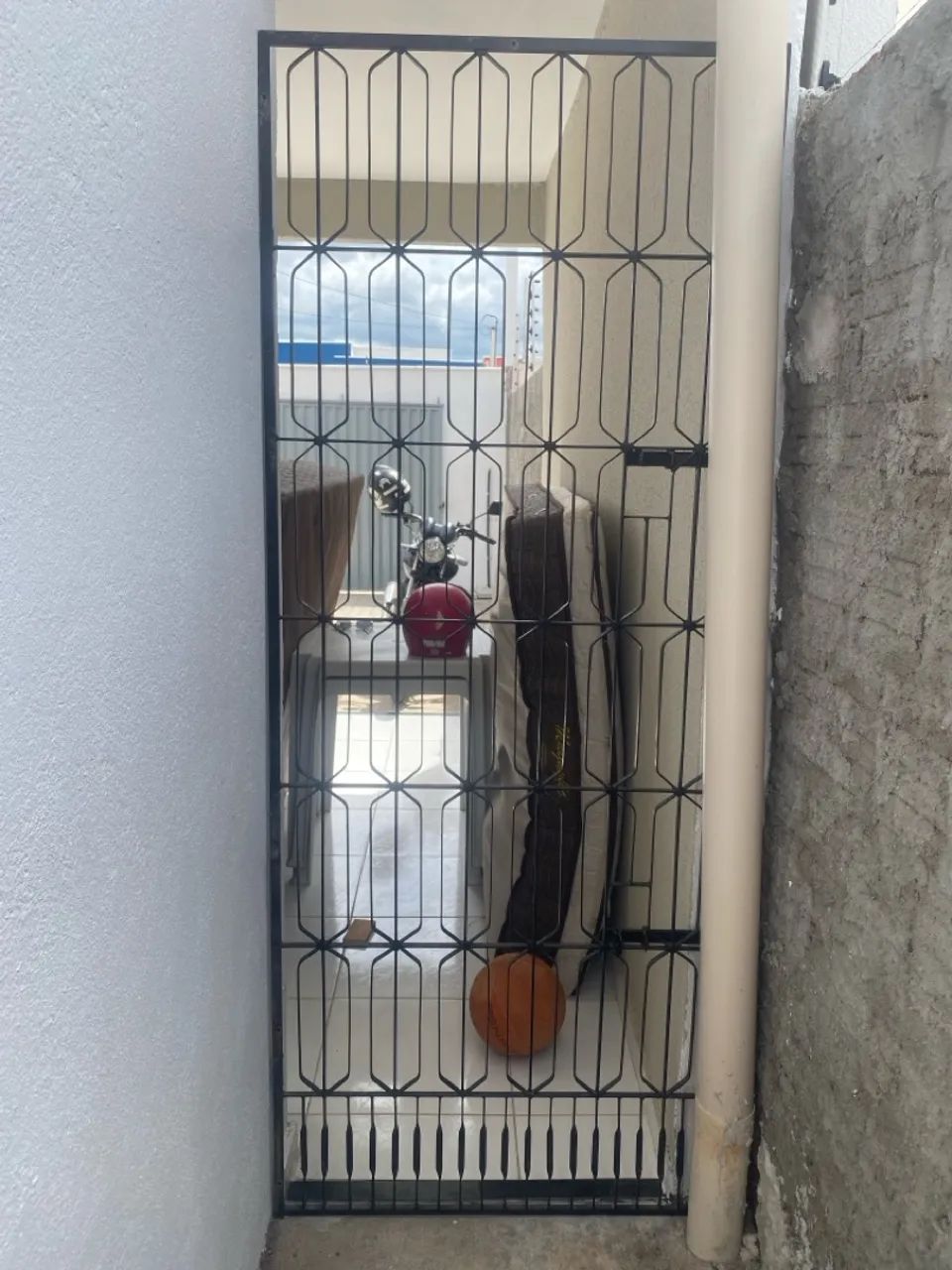 Portão gradeado de ferro