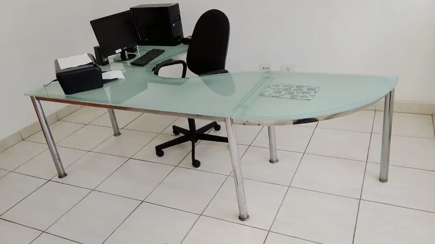 Mesa de escritório em vidro e aço inox