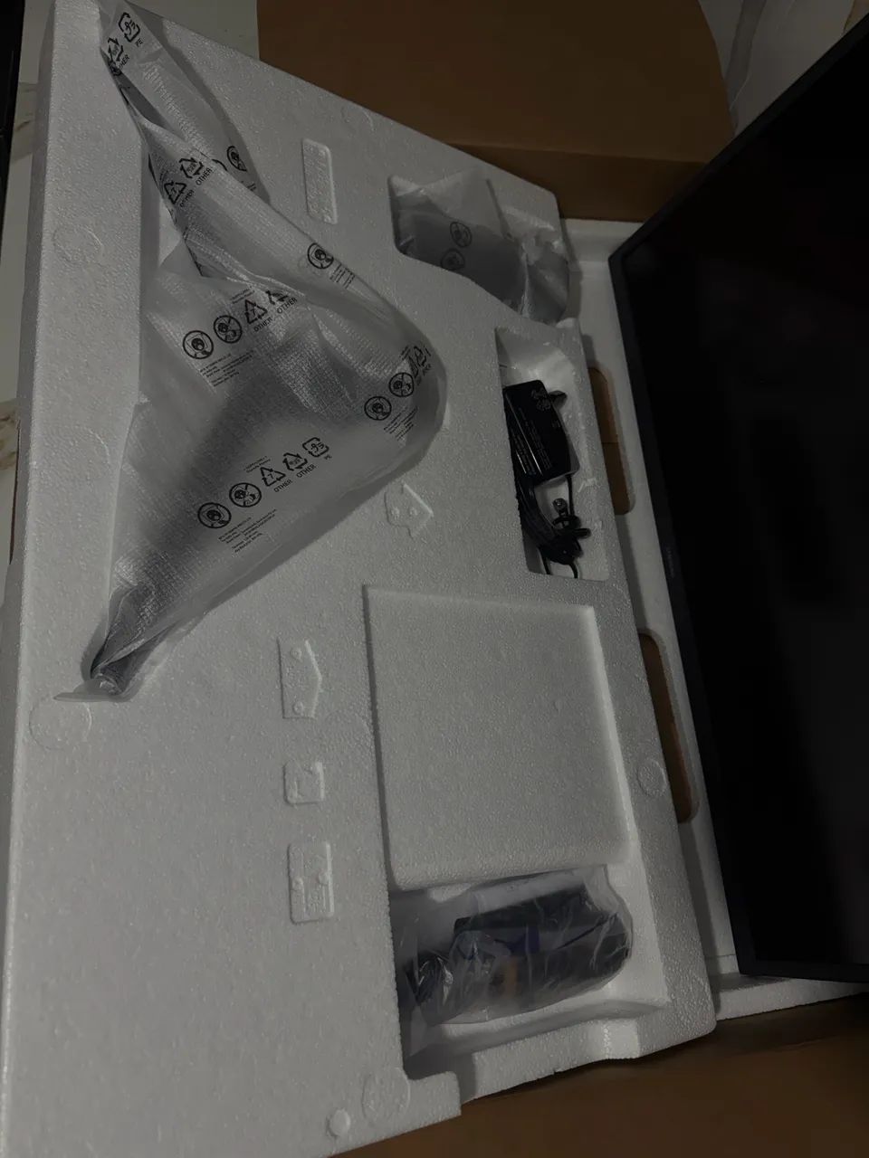 Monitor 32? UHD UJ59 zero no Plástico Faço Catira - Foto 4