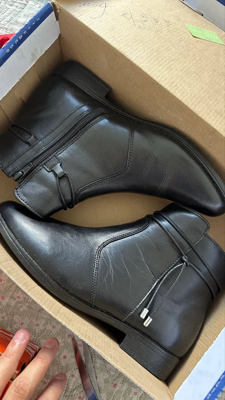 Bota em couro cano curto NOVA