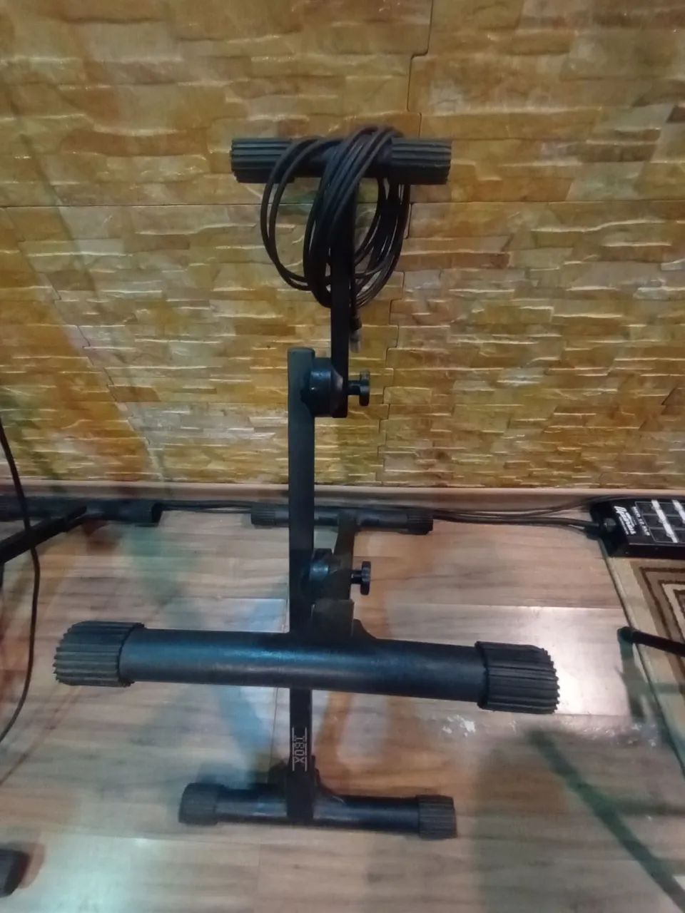 Suporte de chão Ibox para cubo 
