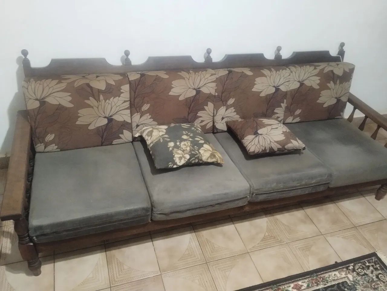 Conjunto sofá de madeira maciça, madeira canela 4 lugares e duas poltronas   - Foto 4