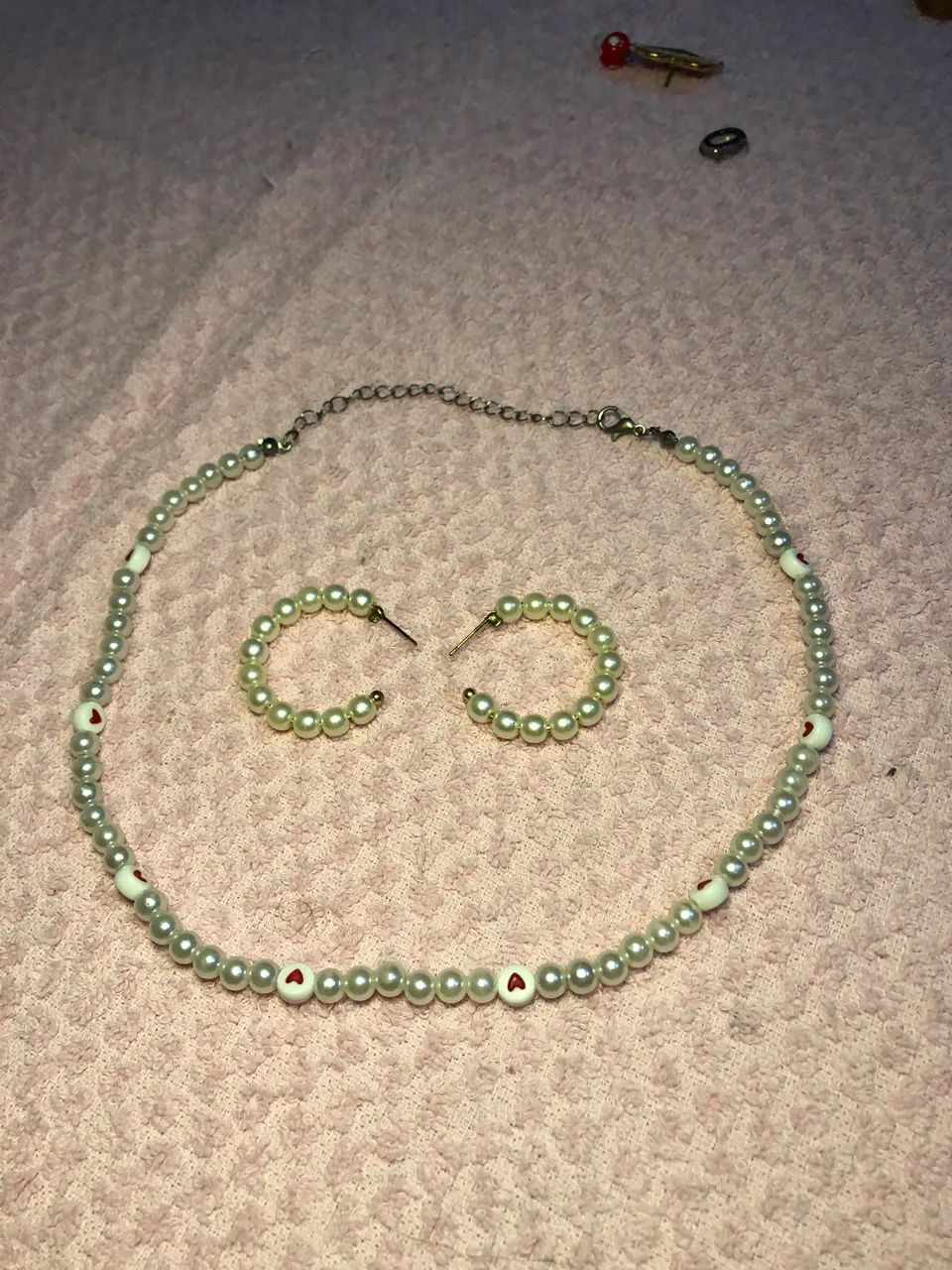 Kit Colar Choker de Pérolas com Corações + Brinco de Argola Pérola