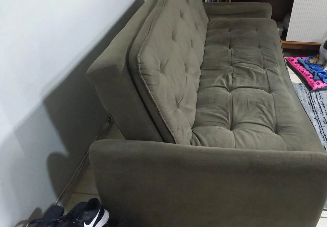 Sofa com o tecido muito bom, apenas essa parte pra restaurar a espada e cintas de apoio - Foto 3