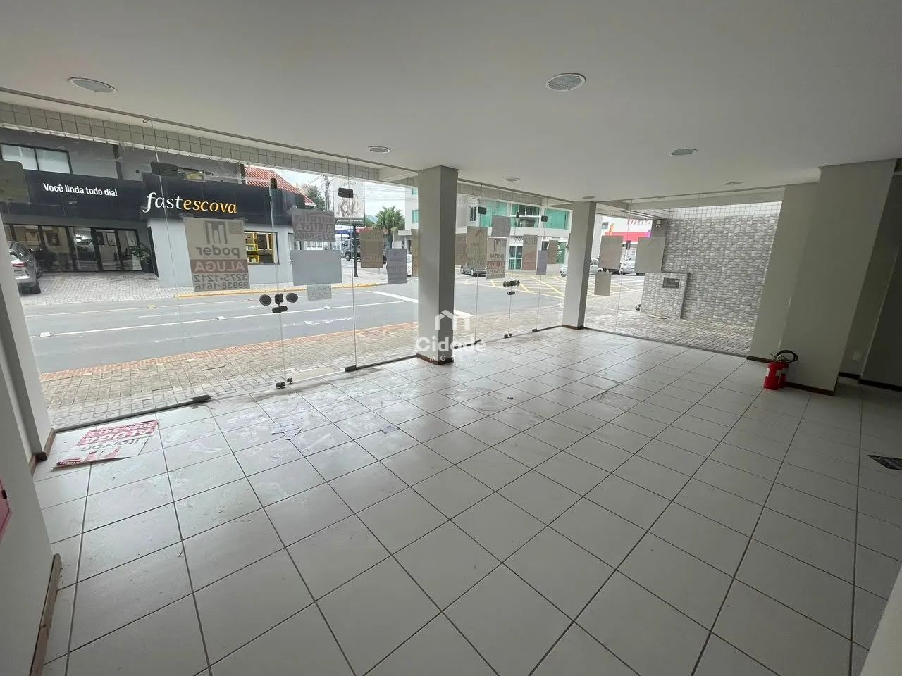 Sala comercial para locação no Centro - Excelente visibilidade e possibilidade de divisão - Foto 5