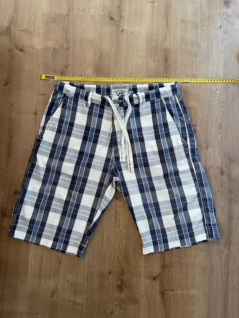 Bermuda masculina tam M xadrez branco e tons de azul da VR 