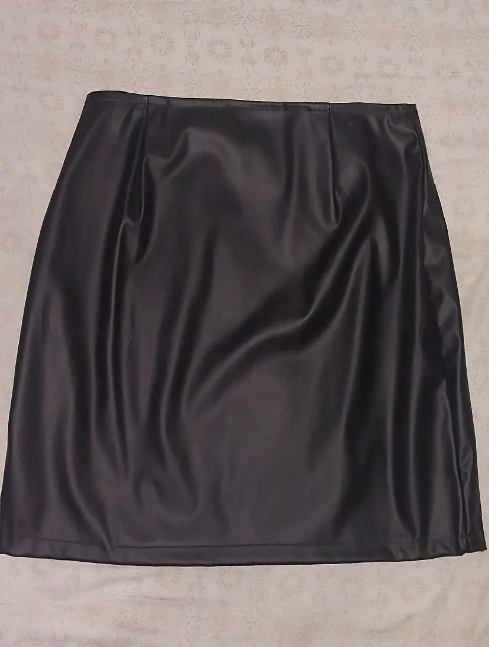 Saia Curta em Couro Fake / Suede Preto - Estilosa e Moderna