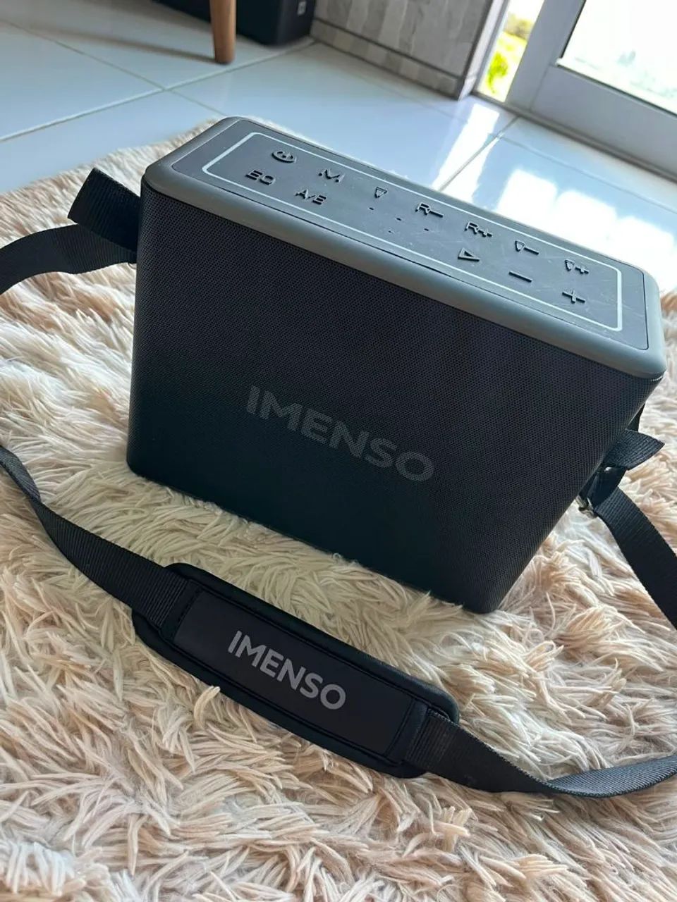 Caixa de som Imenso com dois microfones