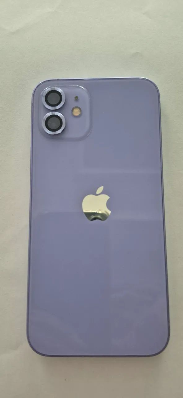 IPhone 12 com cabo e carregador