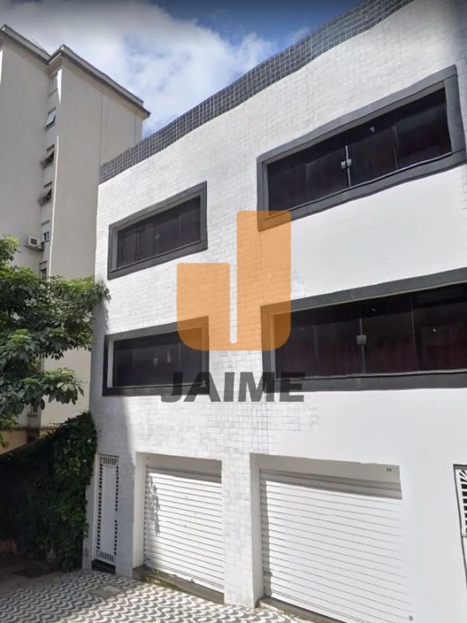 Prédio comercial e residencial, com 2 entradas independentes em localização excelente