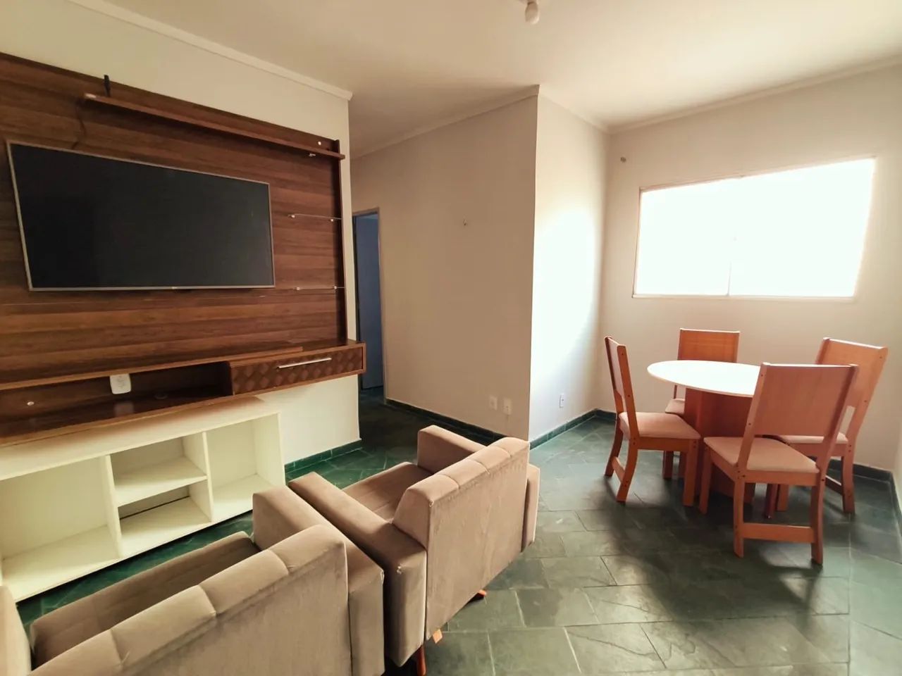 ALUGA-SE APARTAMENTO MOBILIADO - 706 SUL