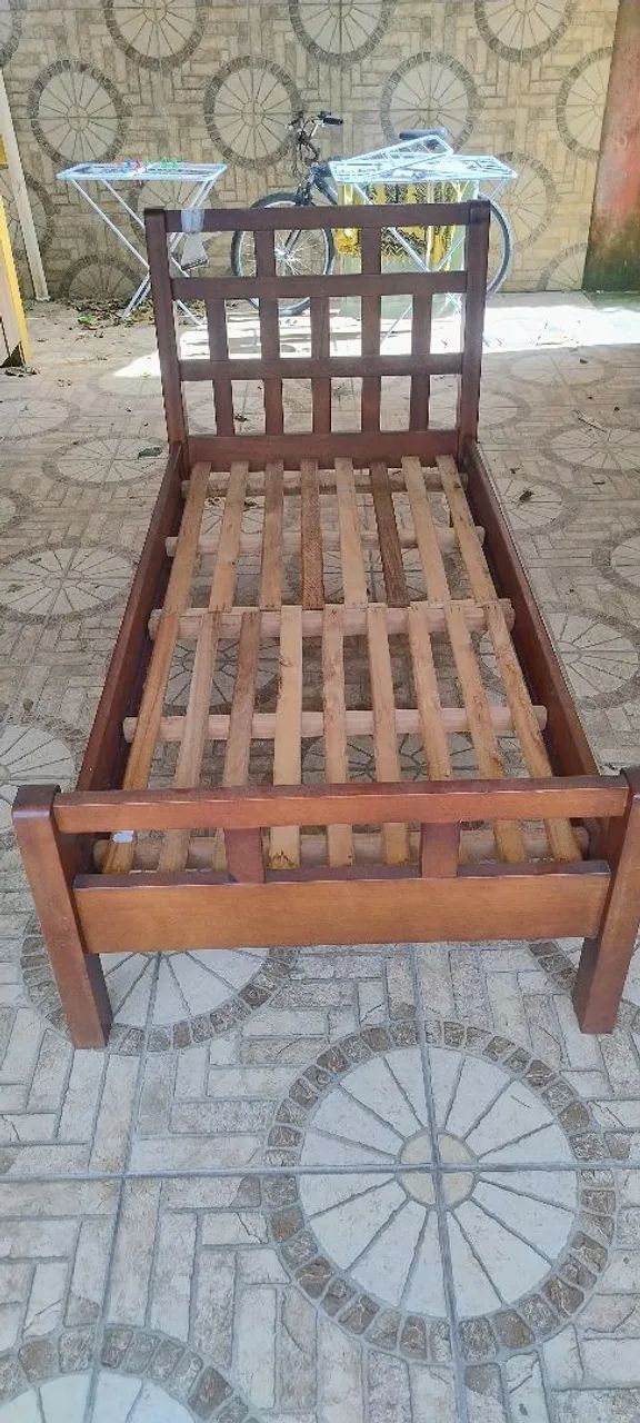 Linda cama de solteiro de madeira maciça 