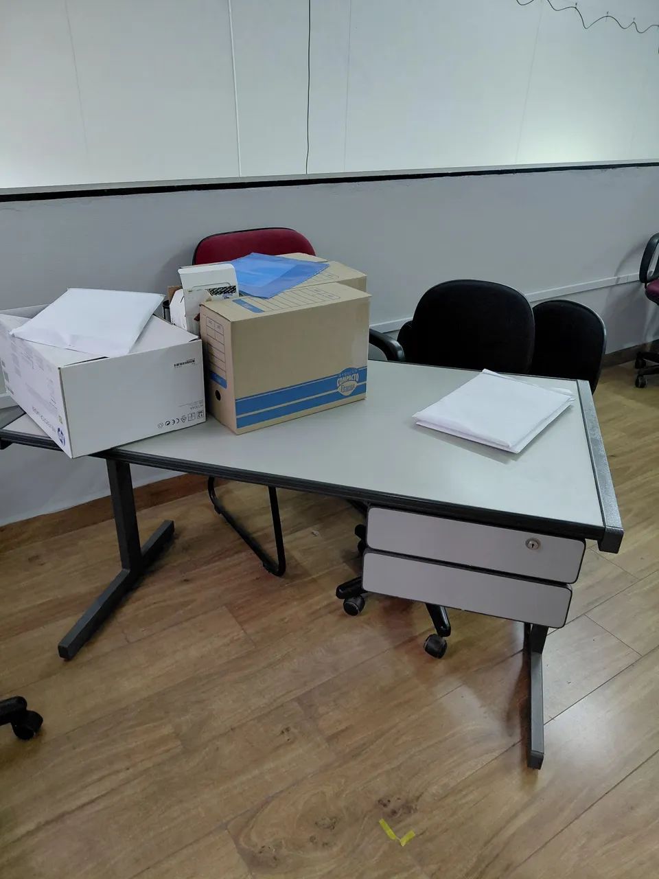 Mesa de escritorio com gaveta