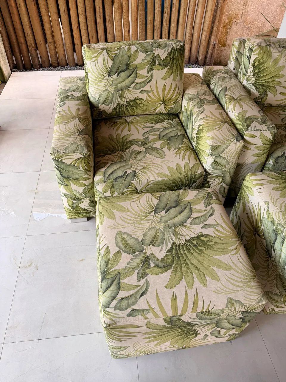 Jogo de 2 Poltronas com Puff - Estampa Folhagem Tropical / Varanda - Foto 2