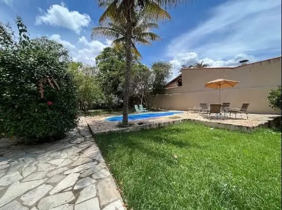 Casa com piscina e churrasqueira 