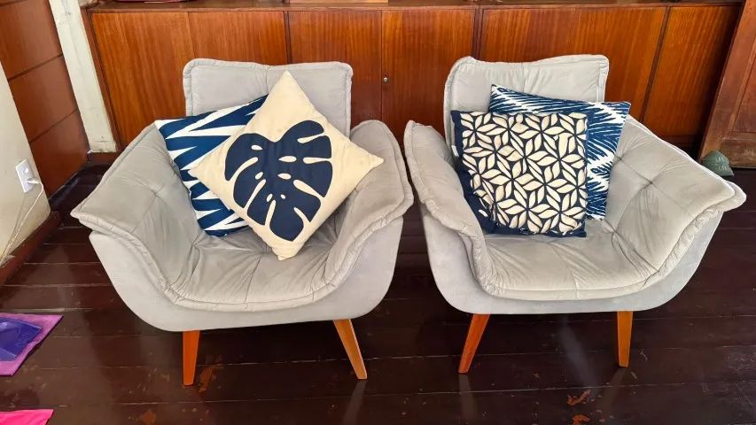 Par de Poltronas Opala em Suede Cinza / Areia (Pés Palito)