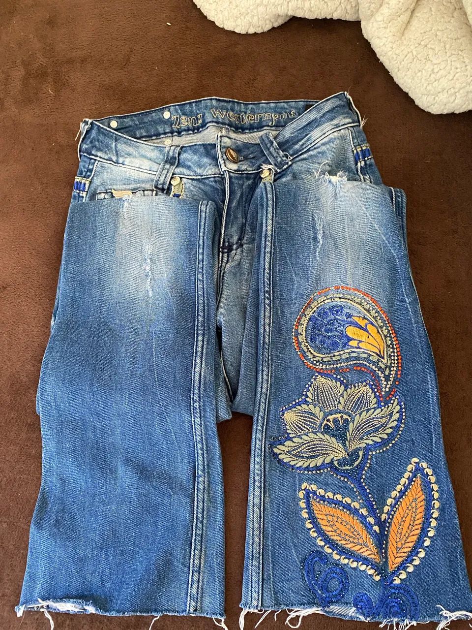 Calça jeans flare com bordados